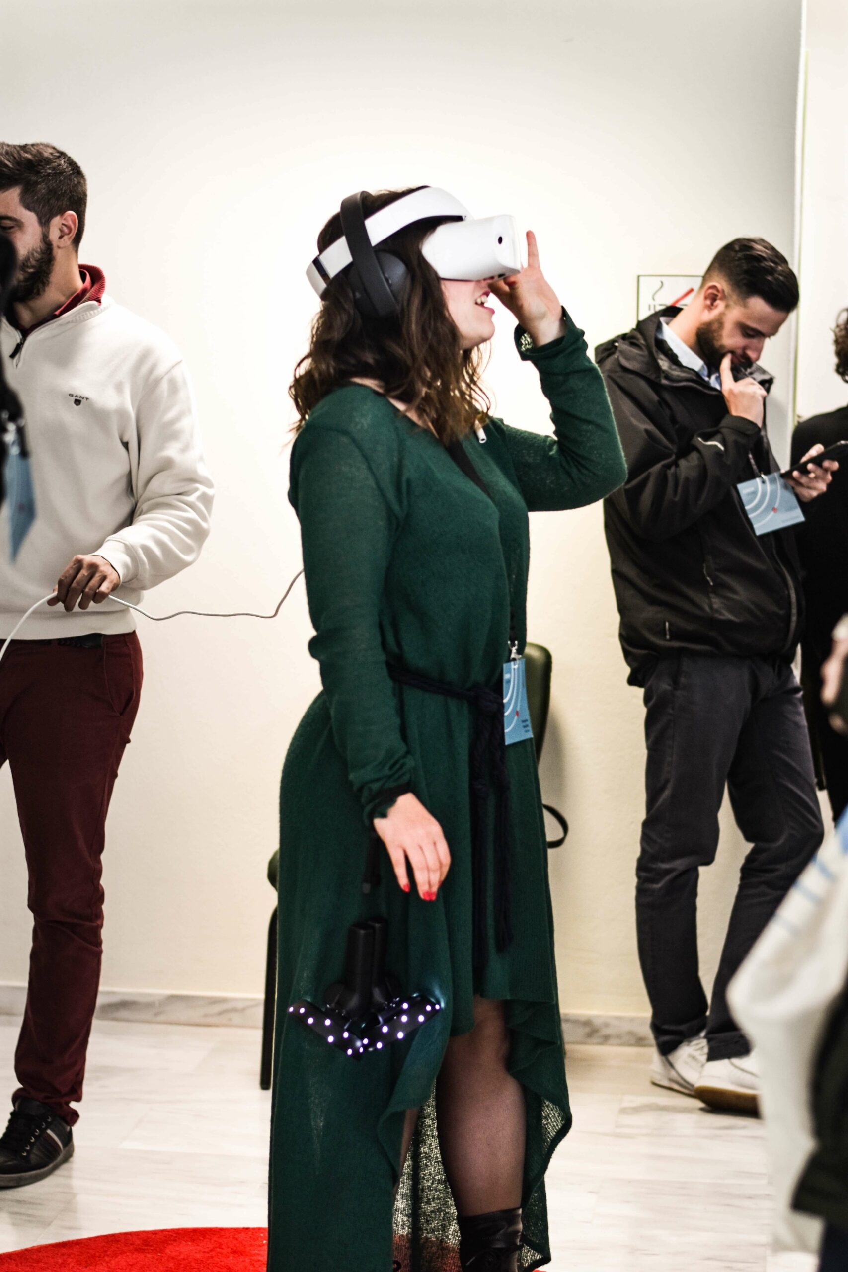Femme qui utilise un casque de réalité virtuelle pour visionner une visite virtuelle